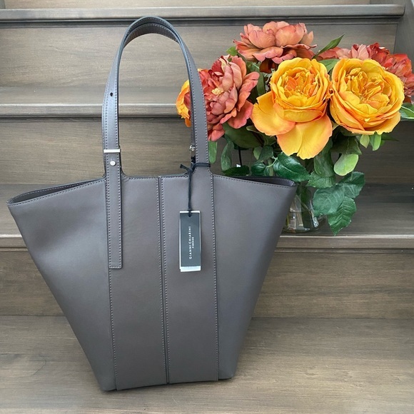 Gianni Chiarini Handbags - Gianni Chiarini toe bag/ brand new/ made in Italy 👜 Host Pick